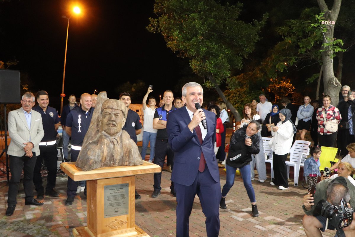 Sovyetler Birliği’nden denize atılan ve 1993 yılında Akçakoca’da sahile vuran Lenin’in ağaç oyma heykeli halkla buluştu. 

Akçakoca'da, "Sen, Ben, Lenin" filminin gösterilmesinin ardından film ekibi ve Akçakoca Belediyesi, Lenin heykelinin açılışını yaptı.