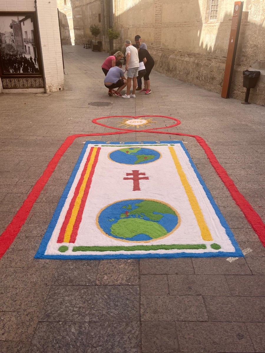 CruzdeCaravaca_'s tweet image. 🌎☨🌍 La universalización de la #CruzdeCaravaca y su presencia en los caminos hermanos de México y Brasil es la imagen elegida para esta alfombra del Corpus Christi en la Ciudad de la Cruz.
@caminodecaravaca
@caminosanjuniperoserra
@caminhodasmissoes