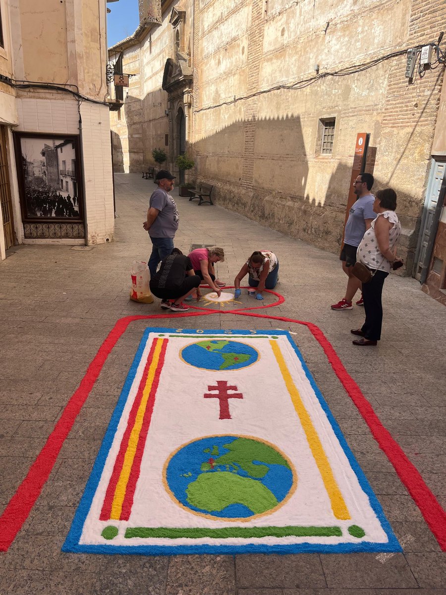 CruzdeCaravaca_'s tweet image. 🌎☨🌍 La universalización de la #CruzdeCaravaca y su presencia en los caminos hermanos de México y Brasil es la imagen elegida para esta alfombra del Corpus Christi en la Ciudad de la Cruz.
@caminodecaravaca
@caminosanjuniperoserra
@caminhodasmissoes