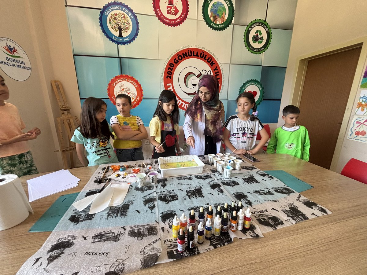 Sorgun Gençlik Merkezi (@gsb_sorgungm) on Twitter photo 🎨 Renklerin dansı, suyun büyüsüyle buluştu!
Minik ellerle Ebru sanatıyla tanıştık, hayal gücümüzü renklere döktük! 💧🖌️✨
#Resim
#GüzelSanatlar 🎨 Renklerin dansı, suyun büyüsüyle buluştu!
Minik ellerle Ebru sanatıyla tanıştık, hayal gücümüzü renklere döktük! 💧🖌️✨
#Resim
#GüzelSanatlar