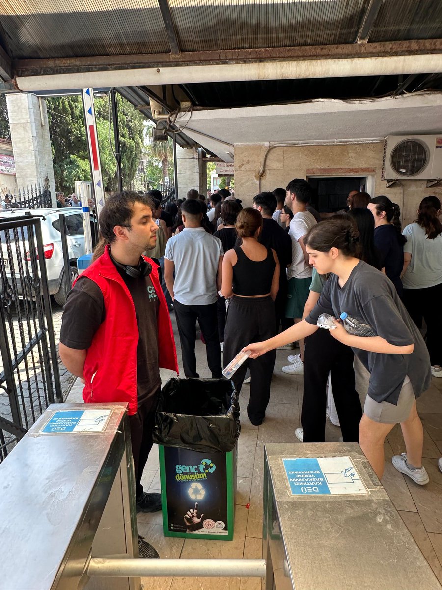 Genç Dönüşüm Projesi kapsamında hafta sonu sınava giren öğrencilerimizin kullandıkları ama hala yepyeni olan kalem setlerini, köy okulundaki kardeşlerimize umut olsun diye topladık. Küçük bir iyilik, büyük bir tebessüme dönüşebilir 💫
<a href="/gencliksporbak/">Gençlik ve Spor Bakanlığı 🇹🇷</a>
<a href="/OA_BAK/">Dr. Osman Aşkın Bak</a>