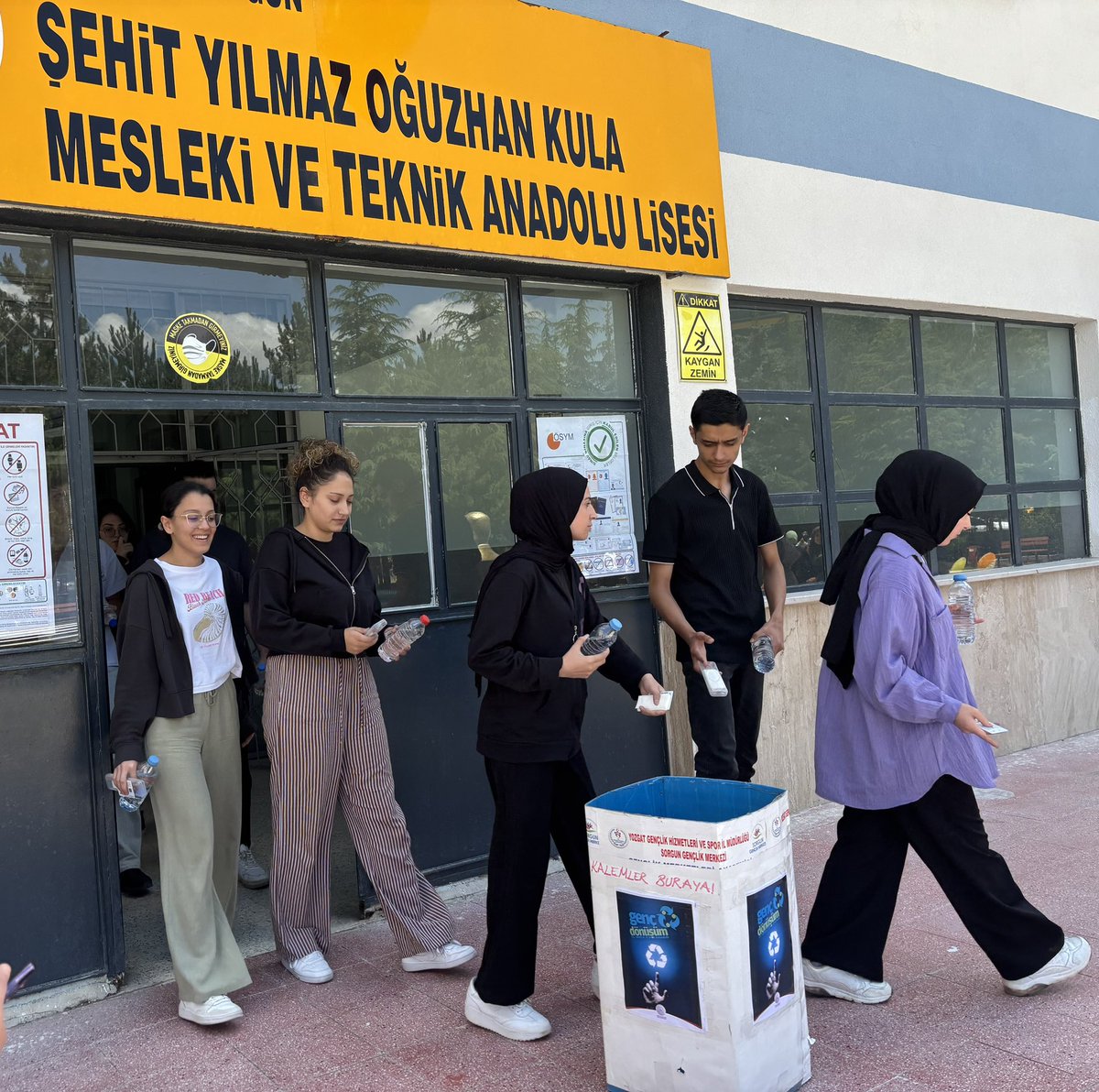 Sorgun Gençlik Merkezi (@gsb_sorgungm) on Twitter photo #GençDönüşüm Projesi kapsamında, YKS sonrası toplanan kalem setlerini köy okullarındaki öğrencilere ulaştırmak üzere topladık. #GençDönüşüm Projesi kapsamında, YKS sonrası toplanan kalem setlerini köy okullarındaki öğrencilere ulaştırmak üzere topladık.