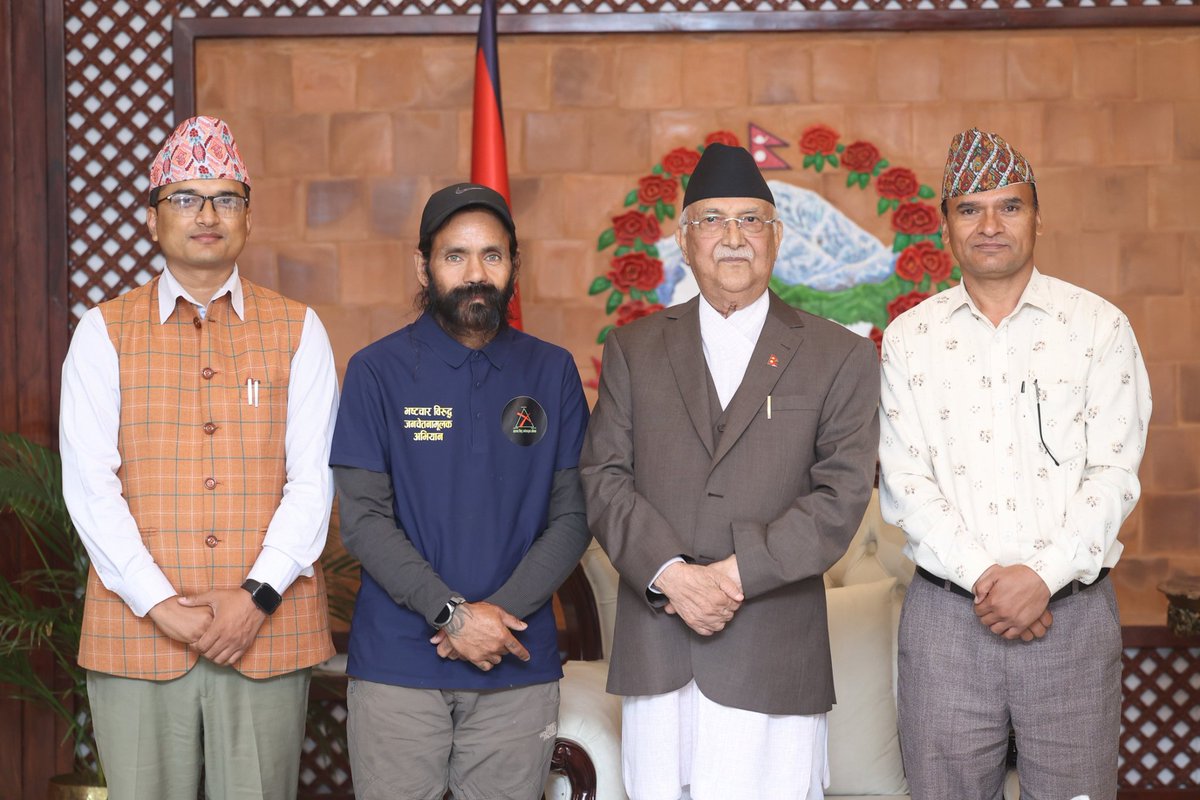 ३१औँ दिन खाली खुट्टा पैदल यात्रा सुर्खेत@ काठमाडौँ आउनुभएका अभियन्ता नवराज बोहरा ज्यूलाई नेपाली कांग्रेसका उपसभापति मा.पूर्णबहादुर खड्काज्यूले सम्माननीय प्रधानमन्त्री ज्यूकाे भेटघाटकाे समयकाे  समन्वयगरि सम्माननीय प्रधानमन्त्री केपी शर्मा ओलीज्यूलाई भेटगरी आफ्नामाग बुझाउनुहुँदै।🇳🇵