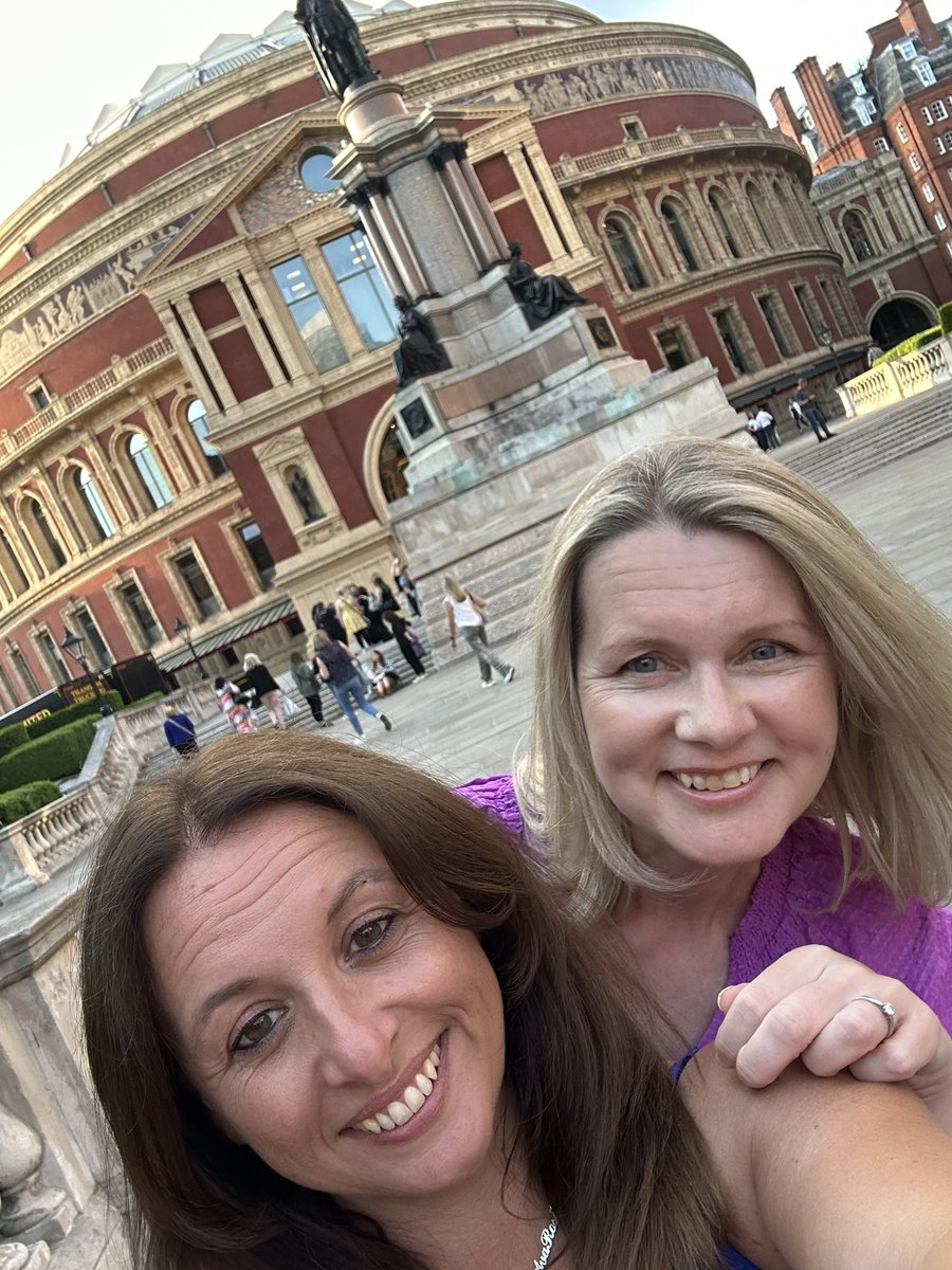 sally_fokes's tweet photo. #posttourblues 
#SongbookTour 
@GaryBarlow 
Happy happy memories! https://t.co/4D8IDDGKin