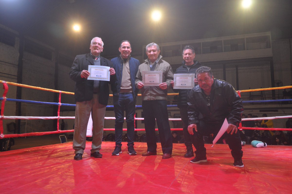 Boxeo en el CLUB SPORTIVO PATRIA - 21/06/2025.El Sr.Fabián Cáceres,en representación de la municipalidad de Formosa haciendo entrega de las distinciones en reconocimiento a las glorias del Boxeo FORMOSEÑO.
ORGANIZÓ EL EVENTO: BOXEO PRODUCCIONES y el gimnasio MARTILLO ROLDÁN