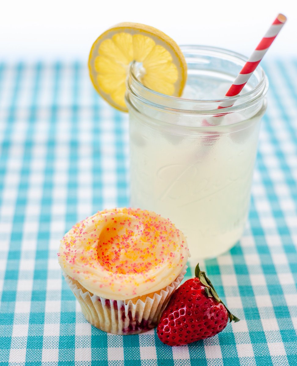 Sweet, tangy, and totally refreshing, our Strawberry Lemonade Cupcake is the perfect way to cool off this summer! 🍓🍋