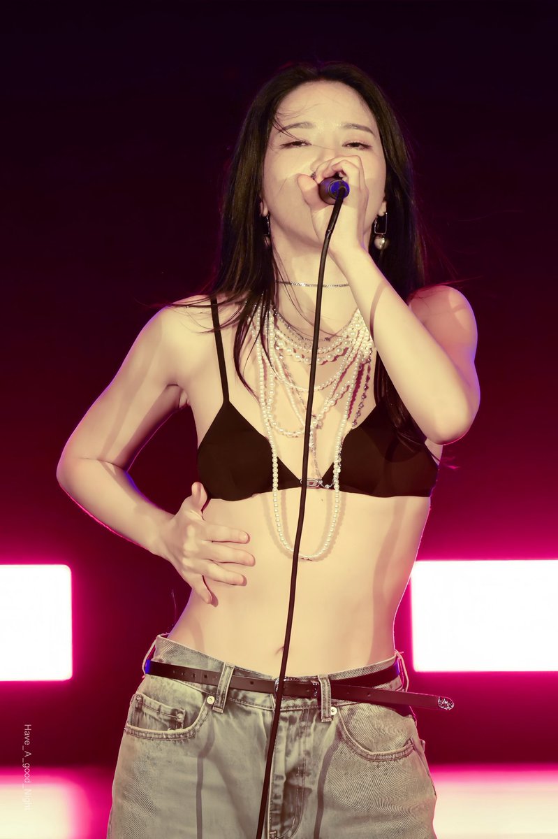 yongsun2da's tweet image. she kills me.