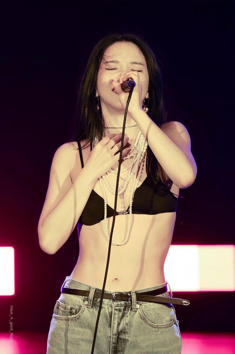 yongsun2da's tweet image. she kills me.