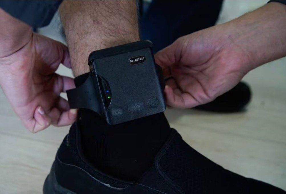 EL FISCAL QUE ACEPTE LA JUSTIFICACIÓN PARA QUÉ AQUILES NO SE PONGA EL GRILLETE ELECTRÓNICO. QUE SE LO PONGA EL Y LO LUZCA EN LA CÁRCEL. Ya mucha alcahuetería de los fiscales y jueces. Ningún Burgomaestre puede administrar con ése dispositivo. Es Vergüenza 😡