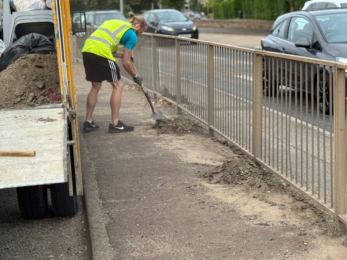 SamFrench__'s tweet image. Clearing up John Adam’s Way
Cllr Arundell and I took it upon ourselves to cut the beaurocracy and get shovels in the ground.
Boston Borough Council and LCC have been batting this responsibility around for 3 years! Nothing has been done until Reform came along today.
