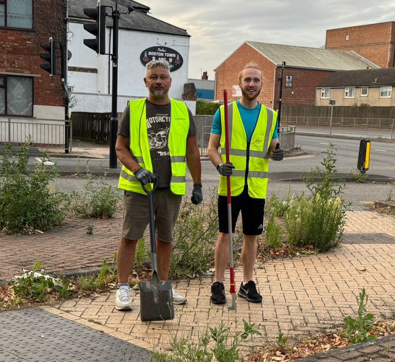 SamFrench__'s tweet image. Clearing up John Adam’s Way
Cllr Arundell and I took it upon ourselves to cut the beaurocracy and get shovels in the ground.
Boston Borough Council and LCC have been batting this responsibility around for 3 years! Nothing has been done until Reform came along today.