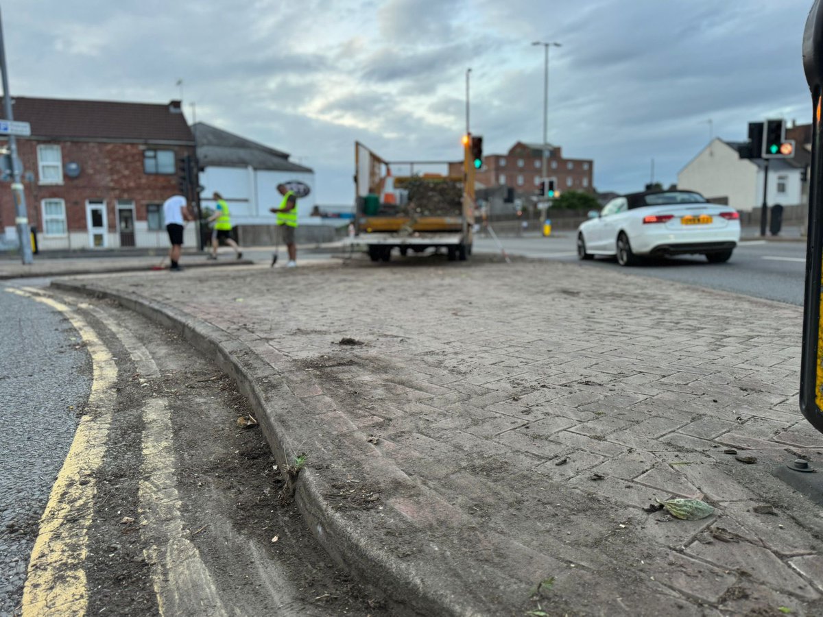 SamFrench__'s tweet image. Clearing up John Adam’s Way
Cllr Arundell and I took it upon ourselves to cut the beaurocracy and get shovels in the ground.
Boston Borough Council and LCC have been batting this responsibility around for 3 years! Nothing has been done until Reform came along today.