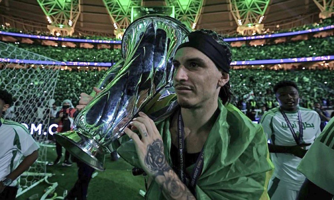 سُئل دين هوسين:

 عن قدوته في عالم الدفاع..
رد بدون تردد: “روجر إيبانيز هو مثلي الأعلى، تعلمت منه المرجلة وقال انه افضل مدافع فالتاريخ🐐💚