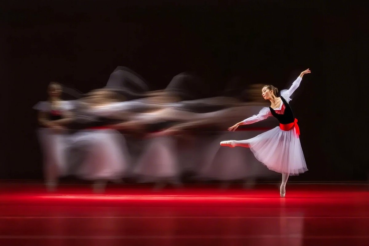 GN ❤️
I think I should show some of the ones I took at ballet performances. 
The 2 long exposure ballerinas I uploaded to the first NFT were sold.
Esmeralda Ballet