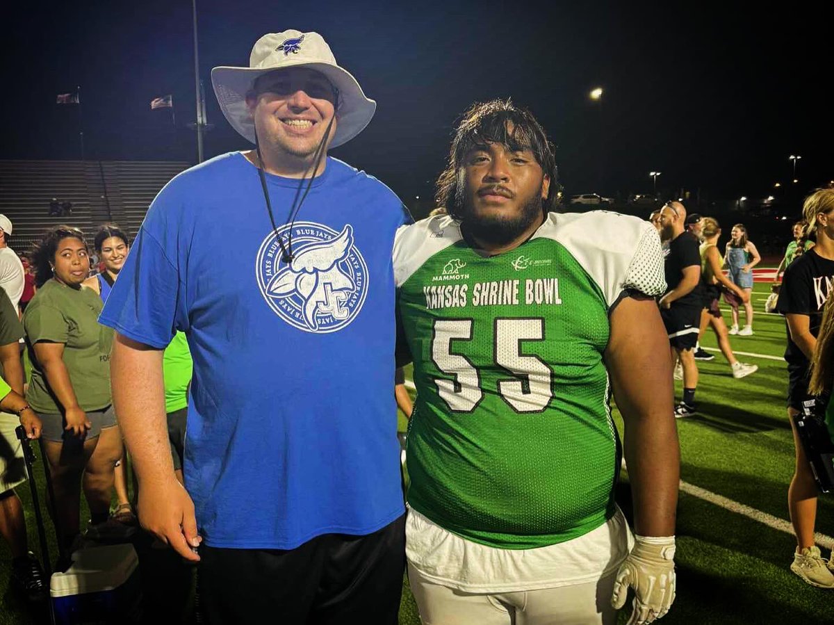 📷  Check out Junction City High School USD 475 🏈 offensive lineman Petren Bartolome in action on Saturday at the 2025 Kansas Shrine Bowl in Dodge City. #ThriveIn475