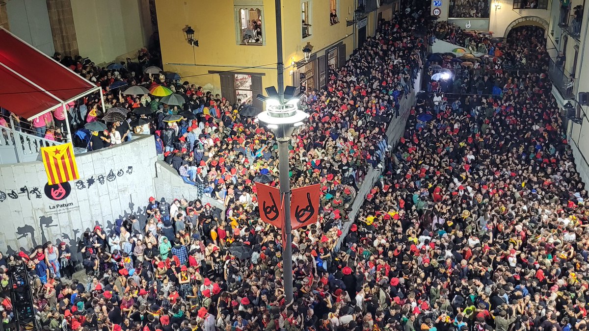 🟢🔴 #últimahora La Patum Completa s'atura 30 minuts per la pluja que ara mateix cau a #Berga. Ja s'ha completat tot el primer salt. De moment, no es preveu suspendre cap acte, informen des de l'Ajuntament
naciodigital.cat/bergueda/ultim…