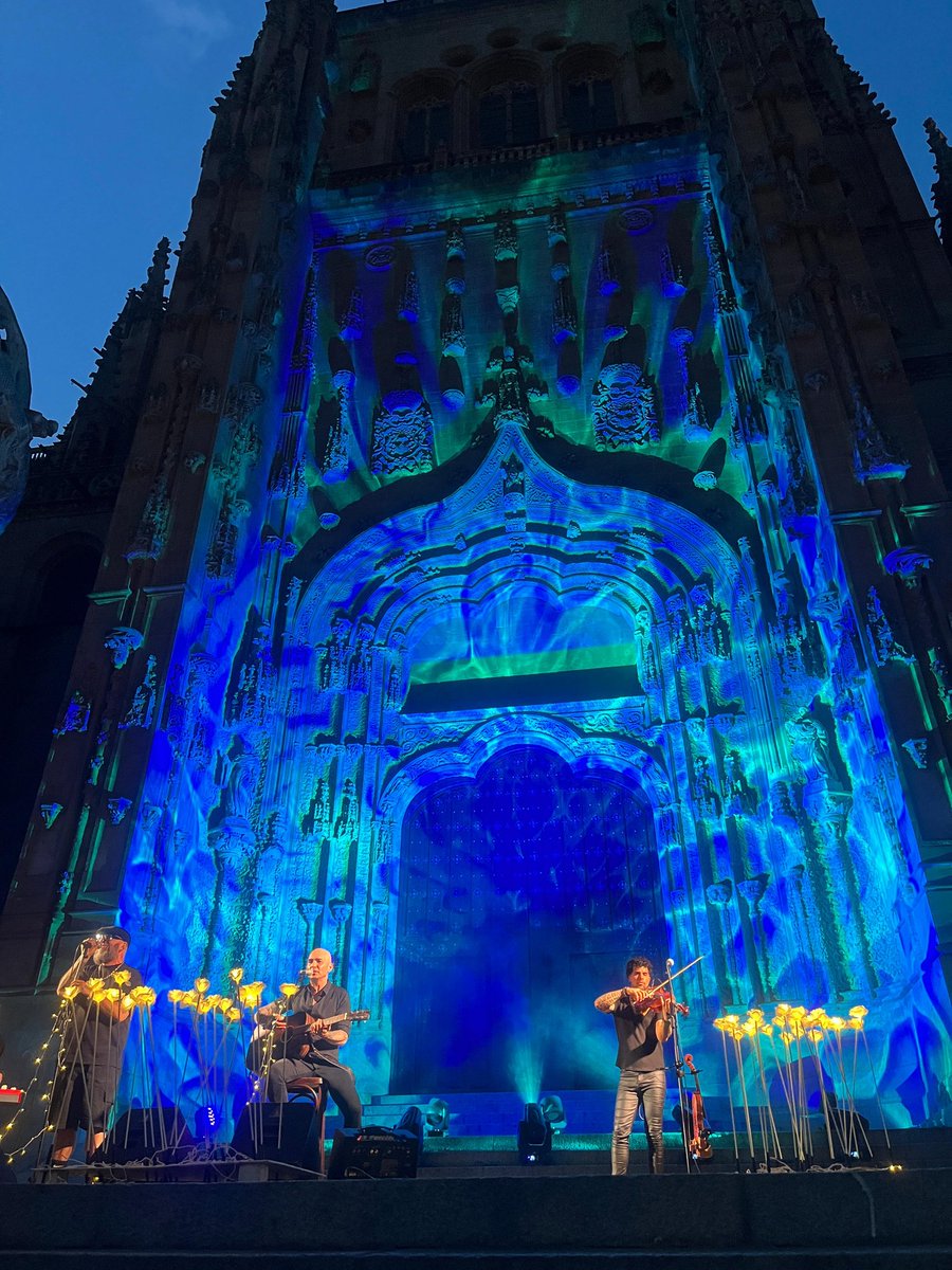 ✨ Cerramos el #FÀCYL20Aniversario por todo lo alto con la potencia y emoción de Carlos Escobedo en concierto.

Han sido días de arte, música y cultura inolvidables en Salamanca.
Gracias por celebrar 20 años con nosotros. 

¡Nos vemos en el próximo FÀCYL! 💛🎭🎶 #FÀCYL2025