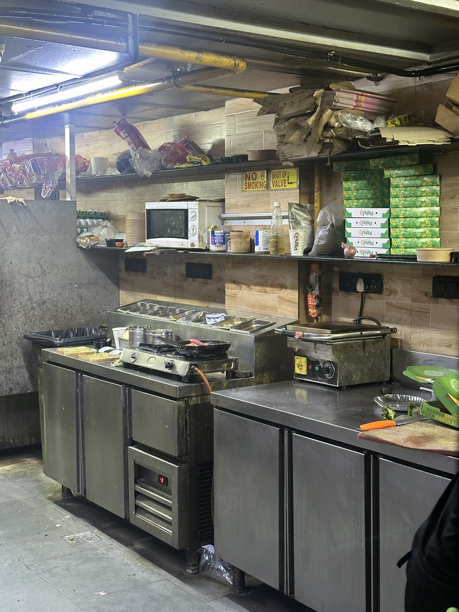 ricks550's tweet photo. Contact Us https://t.co/RCsrse0KYQ via @TWITTER_HANDLE @MumbaiPolice @zomato @Swiggy @pishus  @Dev_FadnavisPishu ‘s outlet at Malad west claims to be pure veg. But sharing the kitchen with non veg restaurant this is simply unprofessional I don’t know how this people gets license https://t.co/HTxXyEf6oL