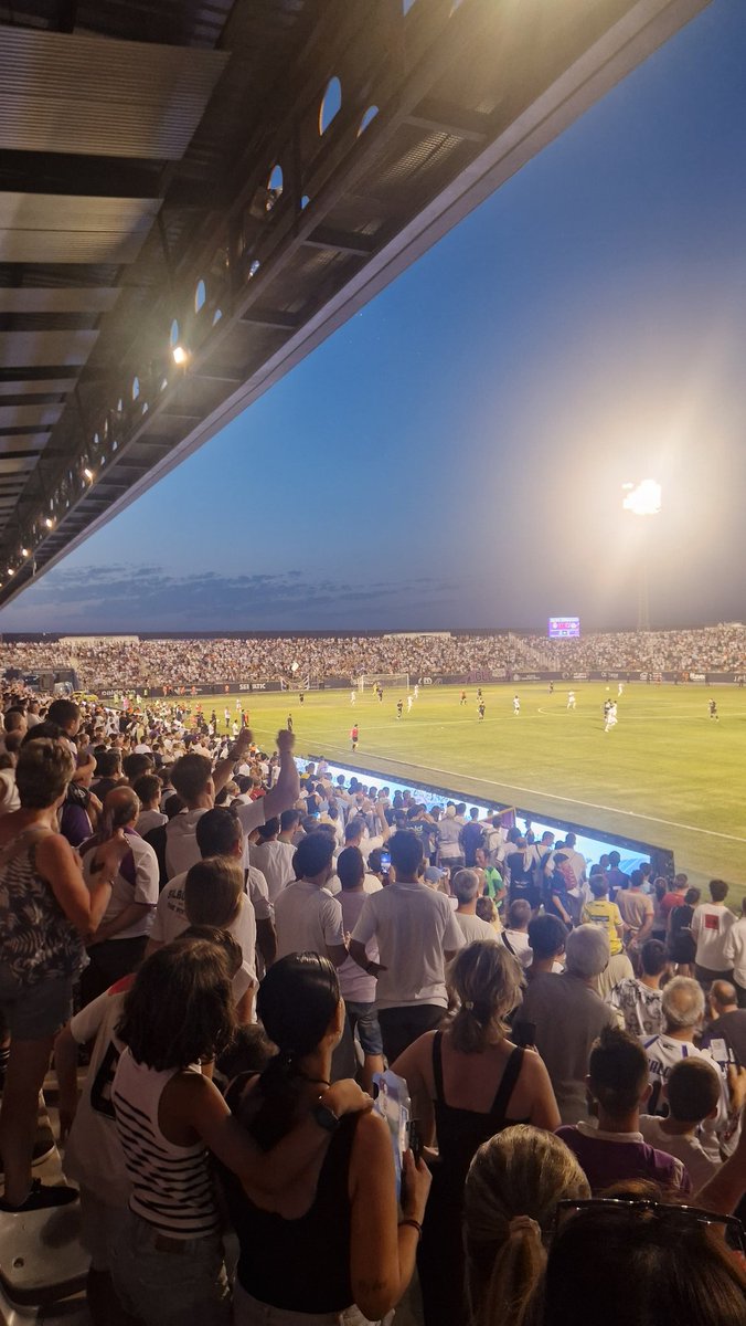 Enhorabuena <a href="/RealJaenCF/">Real Jaén C.F.</a> !!  por la gente que siempre creyó año tras año. Por lo que ha sufrido este club y por toda la ciudad. Merecido!! 🟣