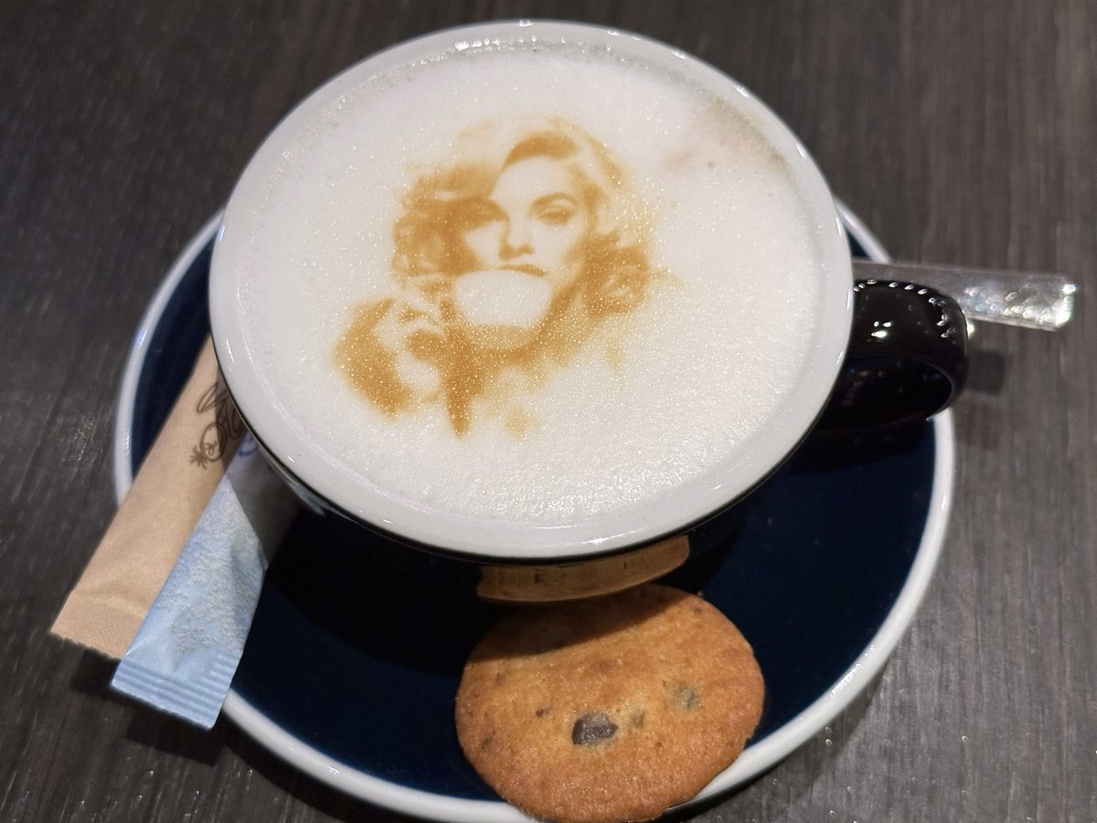 Adorable VIOLA BAILEY'S is back to me again today for a blunt interview where she explains many things you all wanted to know  about her ...
Now I am drinking a "very good looking" cappuccino before make some video editing for you guys !!! 
My night will be long ...