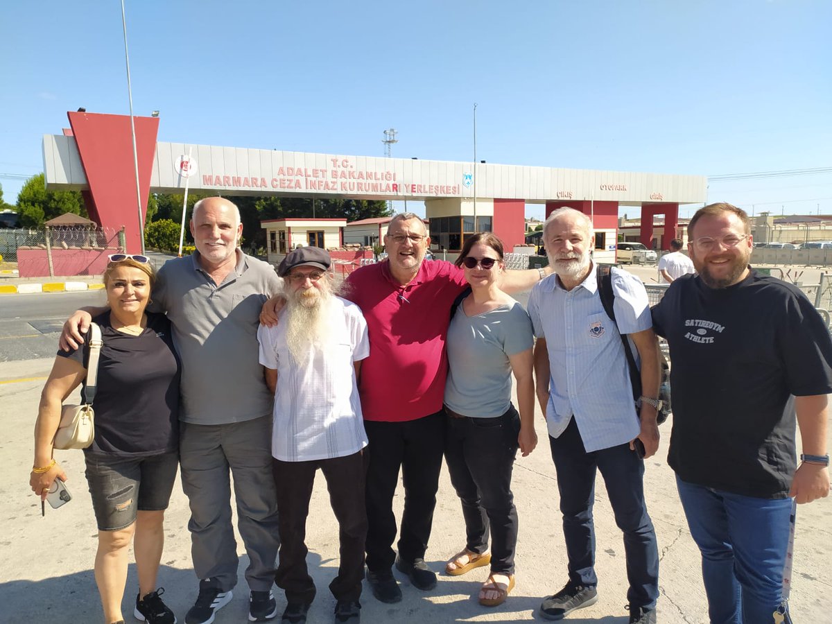 Babamı bugün Silivri Ceza İnfaz Kurumu'na teslim ettik. 
Bir süre 
00.00
Selahattin Demirtaş 'ı
Serbest bırakın tweetleri olmayacaktır.
Gülmek devrimci bir eylemdir. 
-Tanya