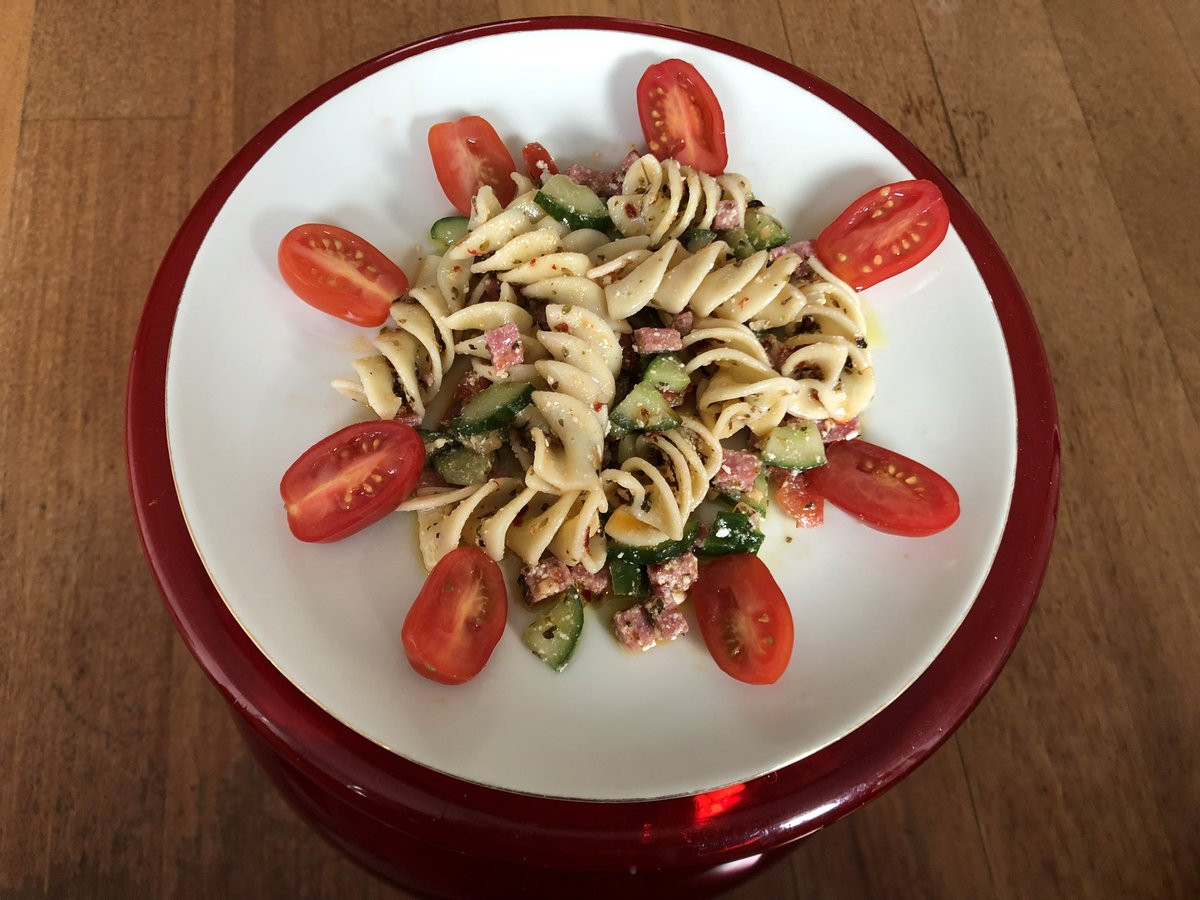 🥗🍅
Zondagslunch.

Een garnalen en een kalfsvlees croquet van Holtkamp.
Die eet ik zonder brood, m’n koolhydraten haal ik wel uit de pastasalade, alles zelf gehaald bij JWO, tomaatjes zelf gesneden. 

#kroket #JWO