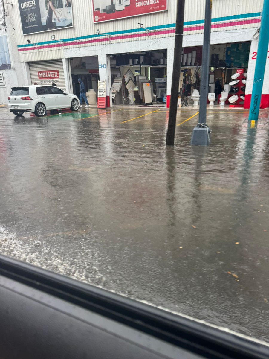 paconaves's tweet photo. @SACM_Oficial @ClaraBrugadaM Division del Norte, a la altura de Santa Cruz Atoyac. Hay que desasolvar urge... #Inundaciones https://t.co/d9MQmKUxIr