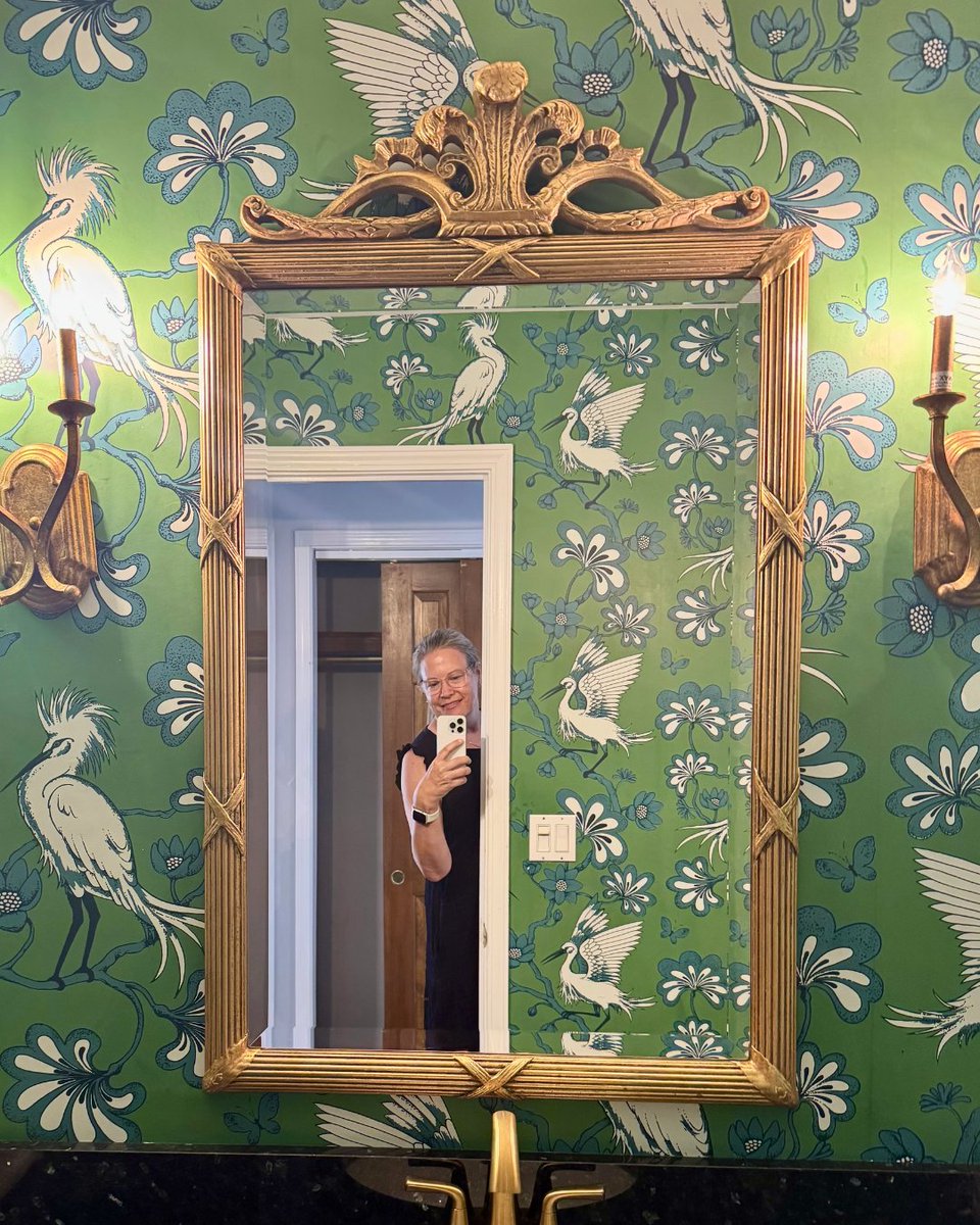 MelissaMorganRe's tweet image. When the wallpaper steals the show—but the whole home is just as fabulous! This powder room is pure personality, and I’m here for it. #StatementSpaces #RealEstateWithStyle #YourFavoriteRealtor #BoldInteriors #MirrorMoment #MelissaMorgan