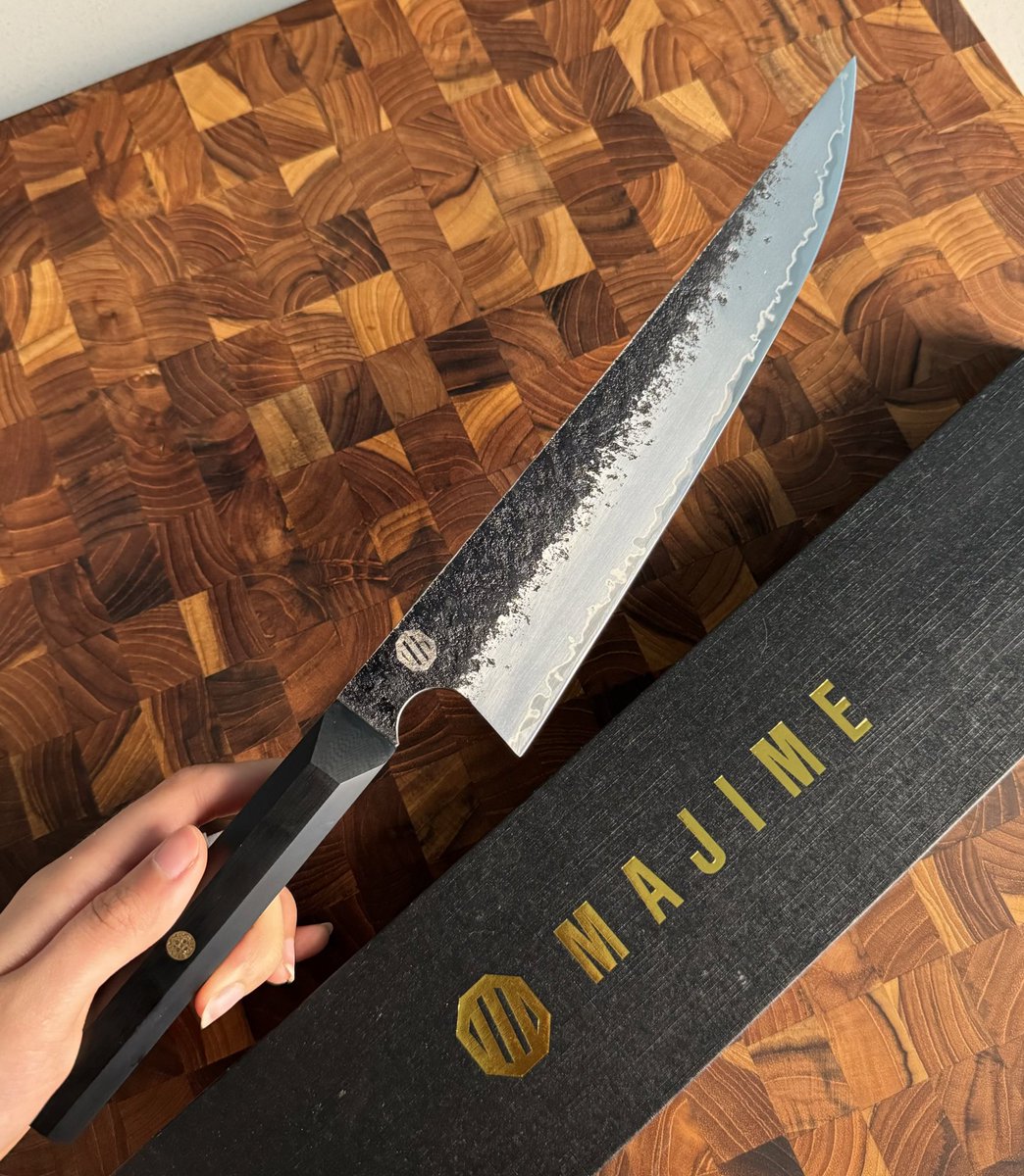 Do you guys like my new chef’s knife? it cuts so nicely 😍