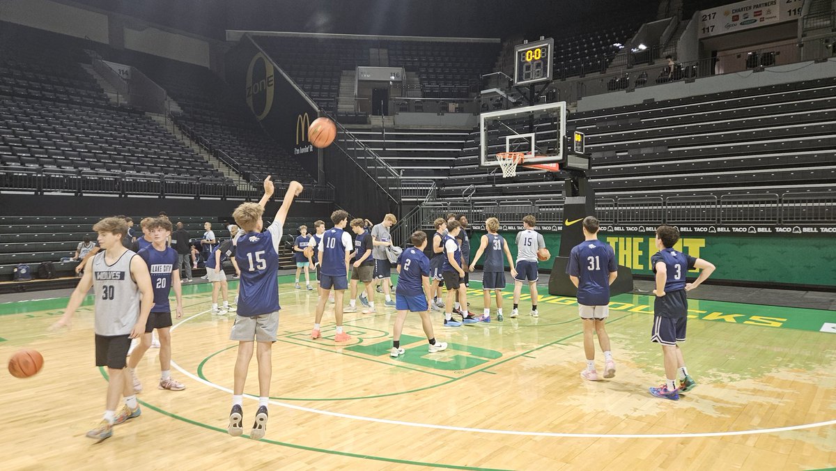 LCTWOLVES's tweet image. Thx @OregonMBB for a great camp. Move to 21-0 on the Summer season. Challenging games @WIBCA still to come. "Me first for us" the rest of the summer. @Jwatson120 @CarlsonJordan34 @jacksonander22 @andyirgens @PaxWiney5