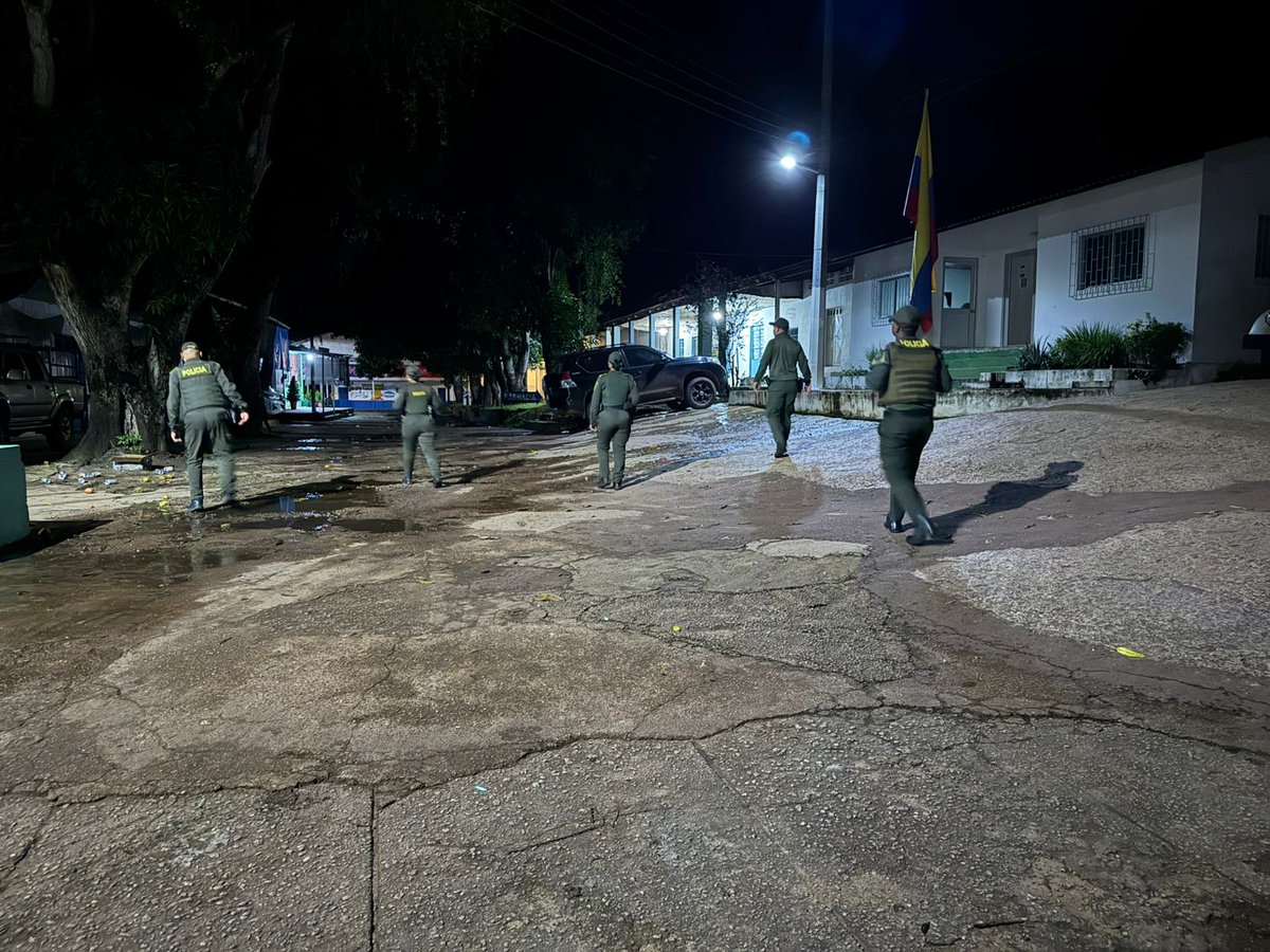 🚨 En la inspección de #Casuarito, la Policía Nacional realiza controles nocturnos para garantizar la seguridad y la convivencia ciudadana. 👮‍♀️

👥 El diálogo con la comunidad sigue siendo nuestra mayor herramienta.

 #PresenciaPolicial #SeguridadEnTerritorio #VichadaSeguro"