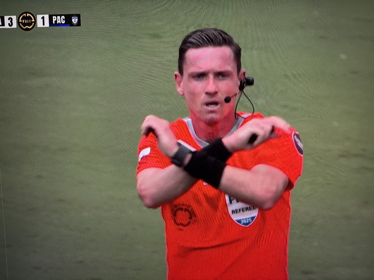 JulienIelsch's tweet photo. Ramon Abatti, l’arbitre brésilien de Real Madrid - Pachuca, a réalisé ce geste en fin de match. Sa signification ? Un joueur, ici Antonio Rüdiger, a rapporté avoir été victime d’insultes racistes.
#FIFACWC #RMAPAC https://t.co/HKjDNNxUID