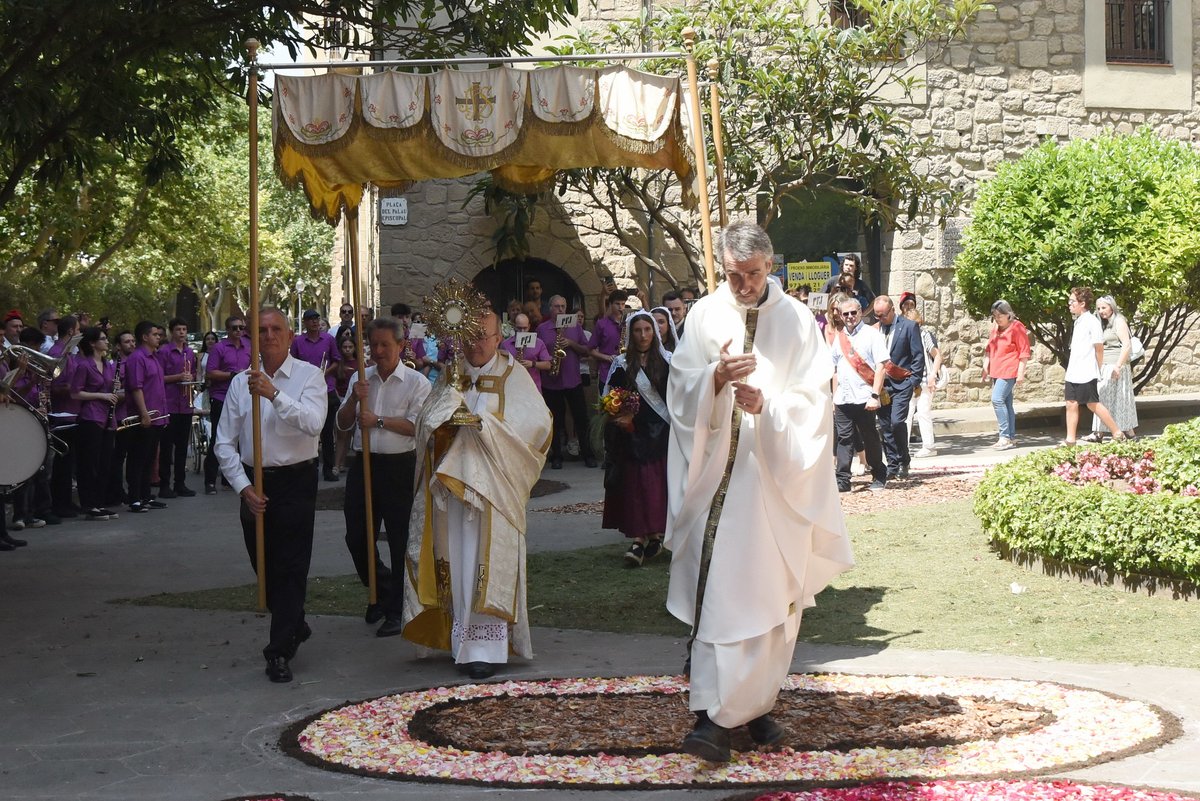 Processó de Corpus a #Solsona després de la missa pels carrers de la ciutat #bisbatsolsona