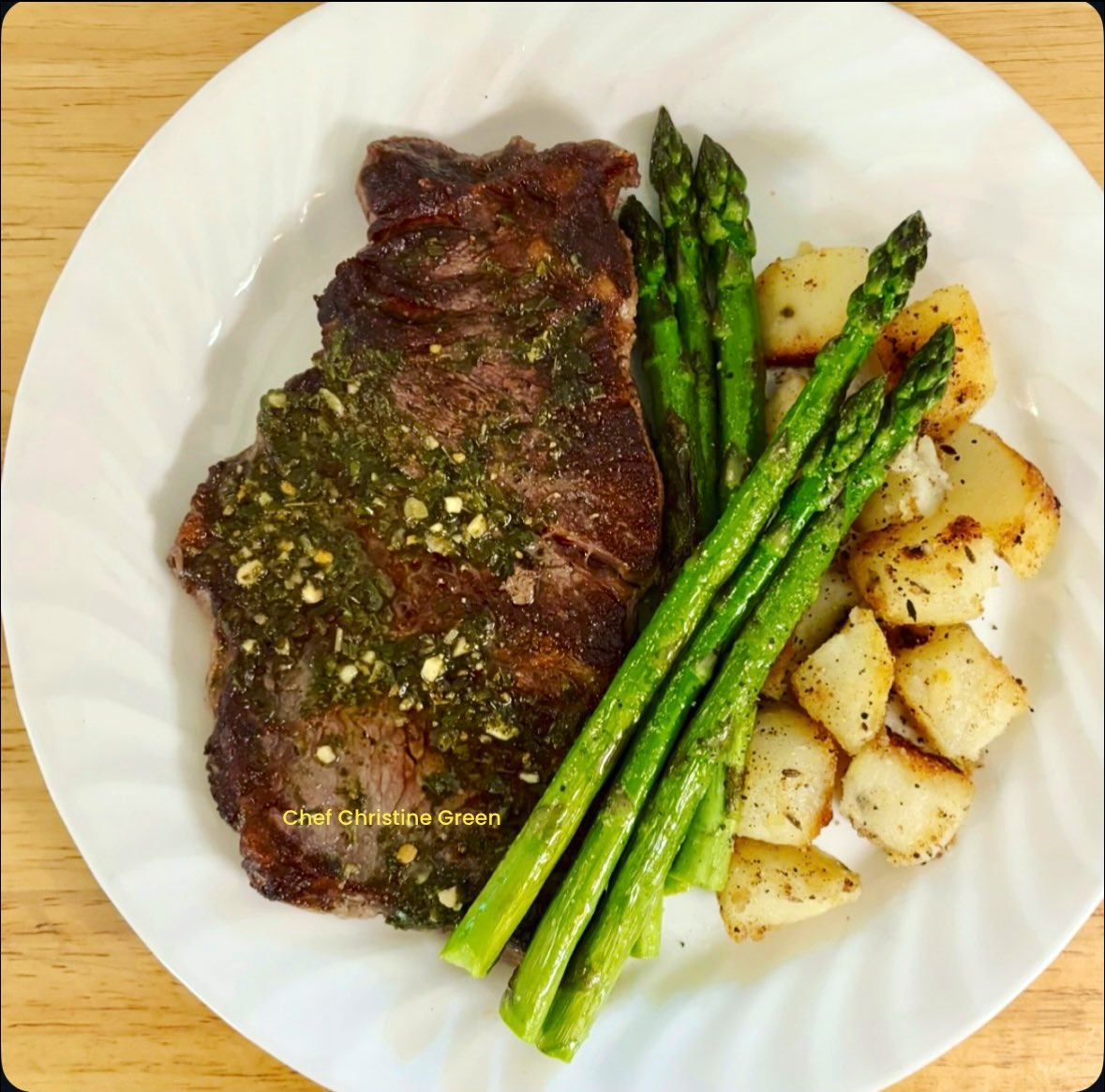 Absolutely delicious pan seared sirloin steak with pesto sauce, seared garlic asparagus and cumin home fried potatoes🍷