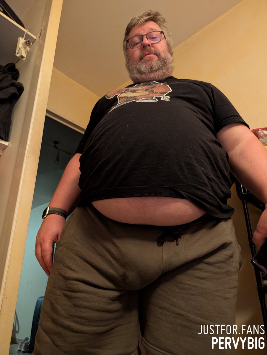 I need a lot of tips... My Tees are too short again......

See this and more at:
justfor.fans/PervyBig?Sourc…