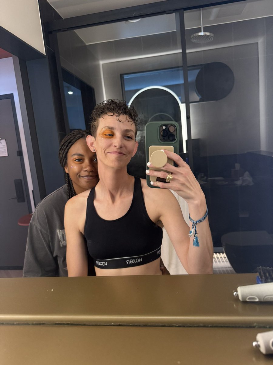 WDWSthrnBelle's tweet image. HAPPY HALSEY RED ROCKS DAY TO ALL!!

If you see us PLEASE come say hi!! We love getting to meet other fans and we have bracelets to trade/hand out!! Love yall and stay hydrated!! 

#ForMyLastTrickTour #RedRocks @halsey @krayylyn @anthonyli