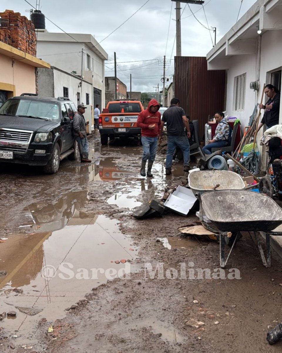 Sared_Molinaa's tweet photo. #Ocampo | ⚠️Es la comunidad San Pedro Ibarra, así se encuentra tras la inundación de este sábado luego de que se desbordó una presa cercana. 

Vecinos y autoridades hacen hasta lo imposible por retirar el lodo y las cosas afectadas pero no para de llover ☔️ https://t.co/BG65mfmVjN