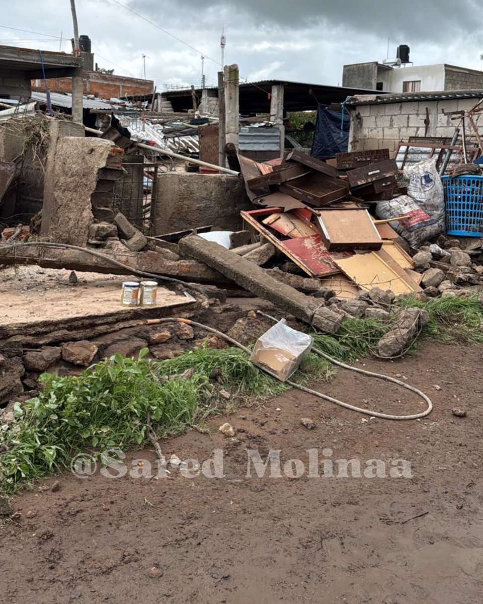 #Ocampo | ⚠️Es la comunidad San Pedro Ibarra, así se encuentra tras la inundación de este sábado luego de que se desbordó una presa cercana. 

Vecinos y autoridades hacen hasta lo imposible por retirar el lodo y las cosas afectadas pero no para de llover ☔️