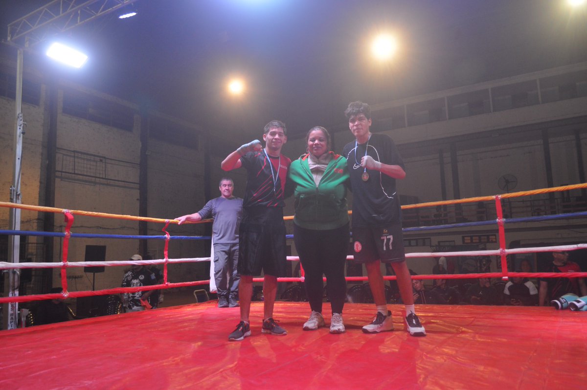Velada de Boxeo en la ciudad de Formosa -21/06/2025 - CLUB SPORTIVO PATRIA.Jessica Chávez ex-campeona argentina amateur hace entrega de medallas a los participantes competidores.