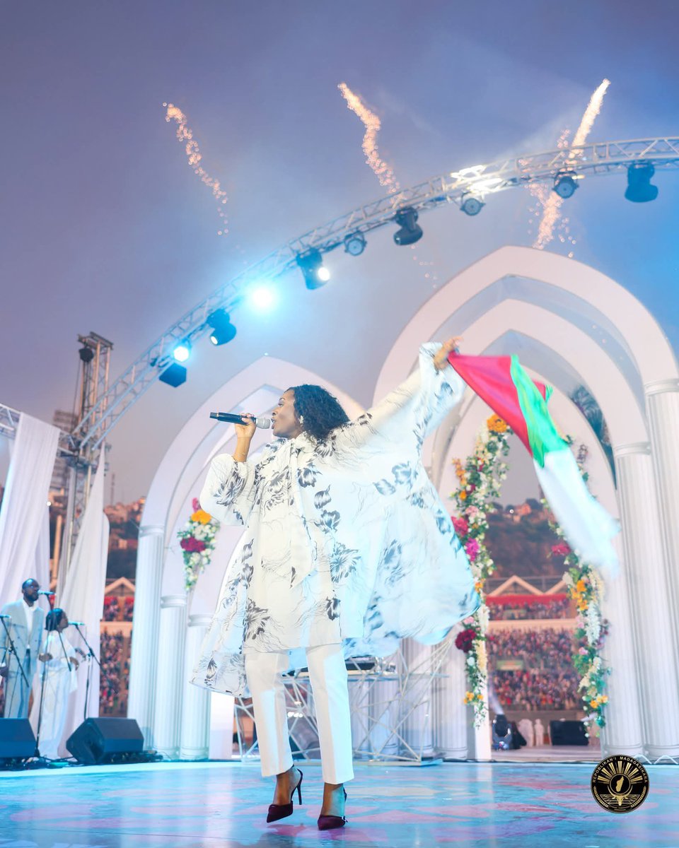 DenaMwanaMusic's tweet image. Très honorée d’avoir été invitée par la Présidence de la Republique de Magadascar pour la célébration de l’indépendance.
Ma gratitude à son excellence Mr le président @andry_rajoelina pour la considération et la place donnée au Très Haut au milieu des malgaches que je remercie 🙏🏾