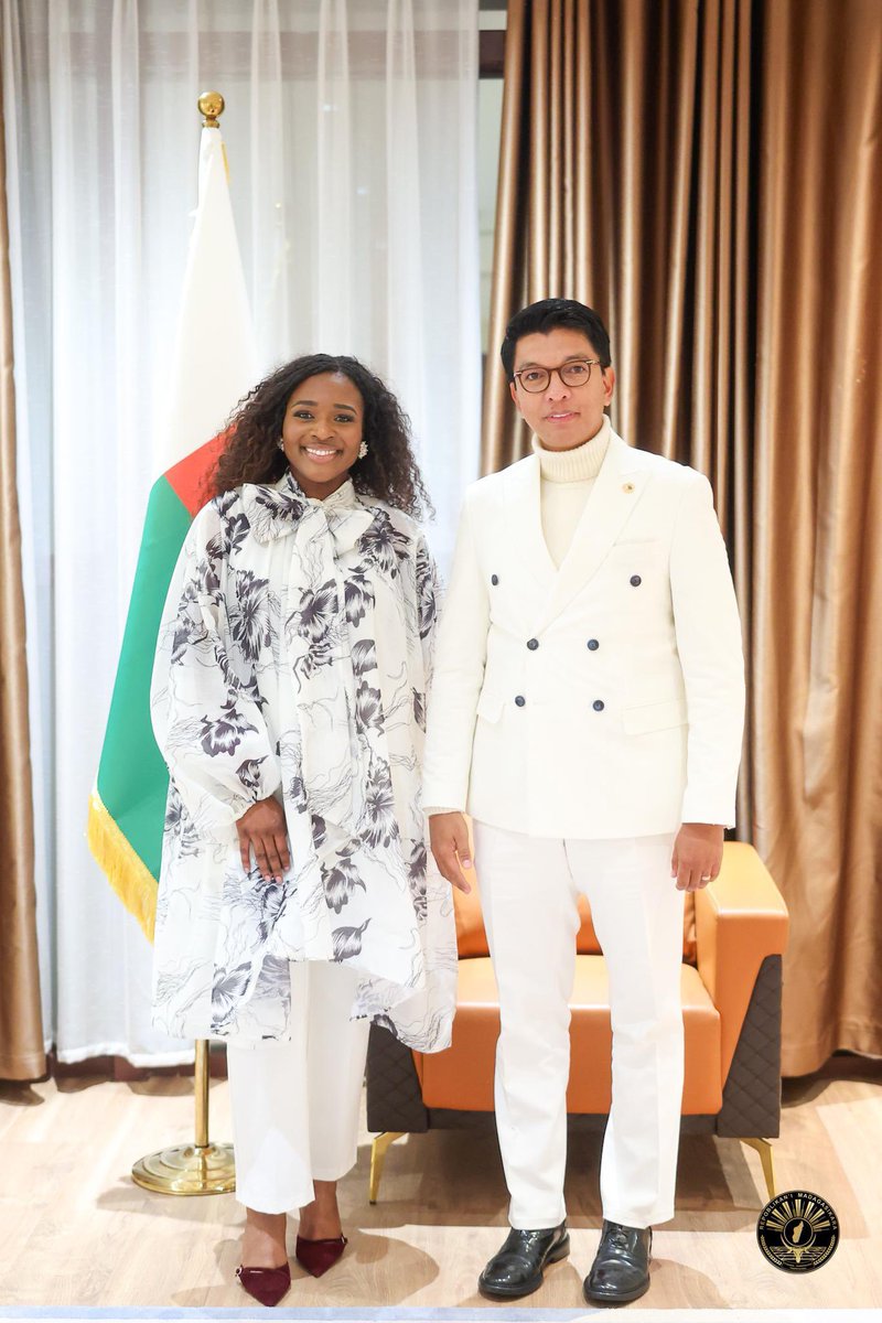 DenaMwanaMusic's tweet image. Très honorée d’avoir été invitée par la Présidence de la Republique de Magadascar pour la célébration de l’indépendance.
Ma gratitude à son excellence Mr le président @andry_rajoelina pour la considération et la place donnée au Très Haut au milieu des malgaches que je remercie 🙏🏾