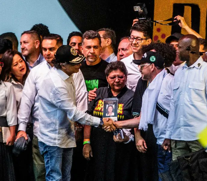 🧵Hilo de cuando los paramilitares eran descuartizadores despiadados, los peores asesinos de la historia, deberían estar presos y reunirse con ellos era la peor afrenta a las víctimas. ⬇️

#PetroParaco