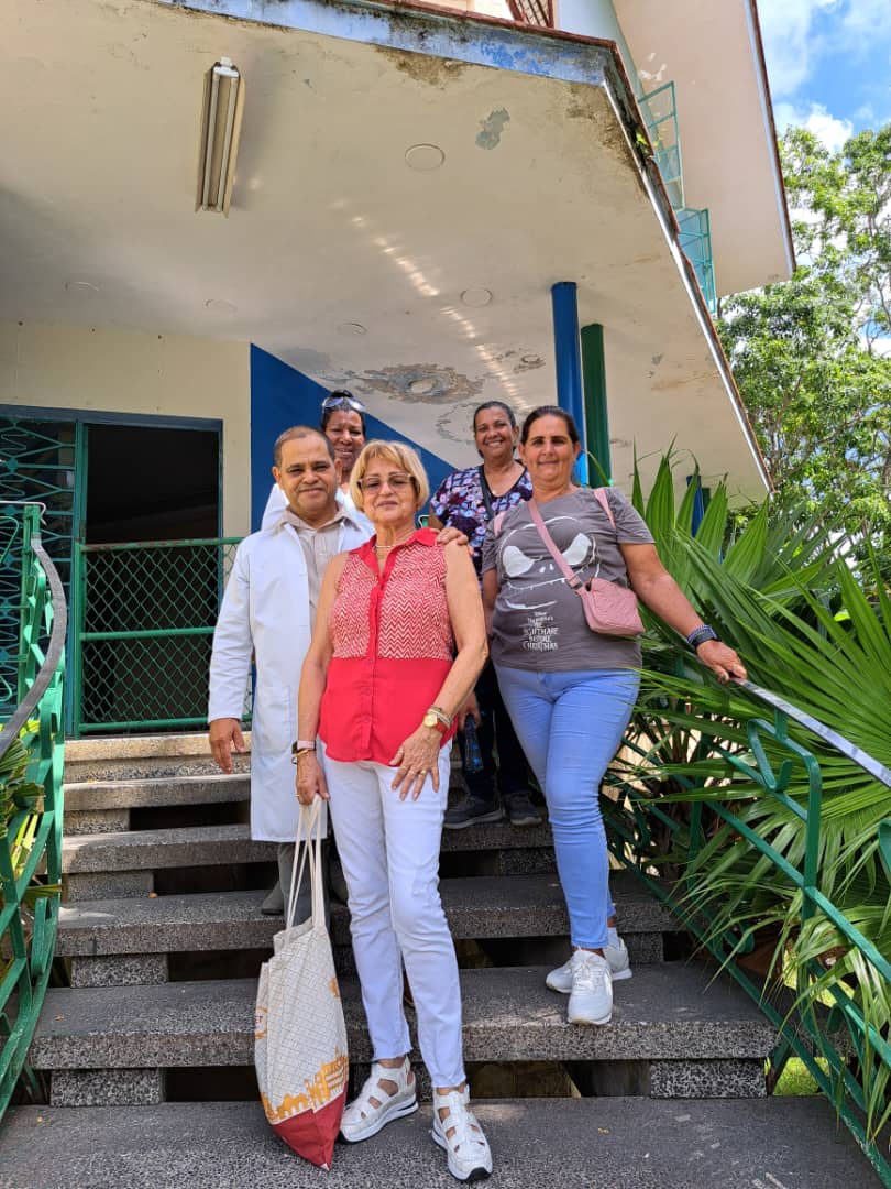 En nombre del proyecto "Martí ilumina los C años de Fidel" las Asociaciones de Cubanos residentes en Belgica (Ardor Cubano) e Islas Canarias (Sal y Caña), entregaron donativos al Cetro Casa Lu-xin, para niños sin amparo filial en Arroyo Naranjo, La Habana.<a href="/CubaJuntos/">Juntos X Cuba</a> <a href="/CubaECRE/">Cubanxs - ECRE</a>