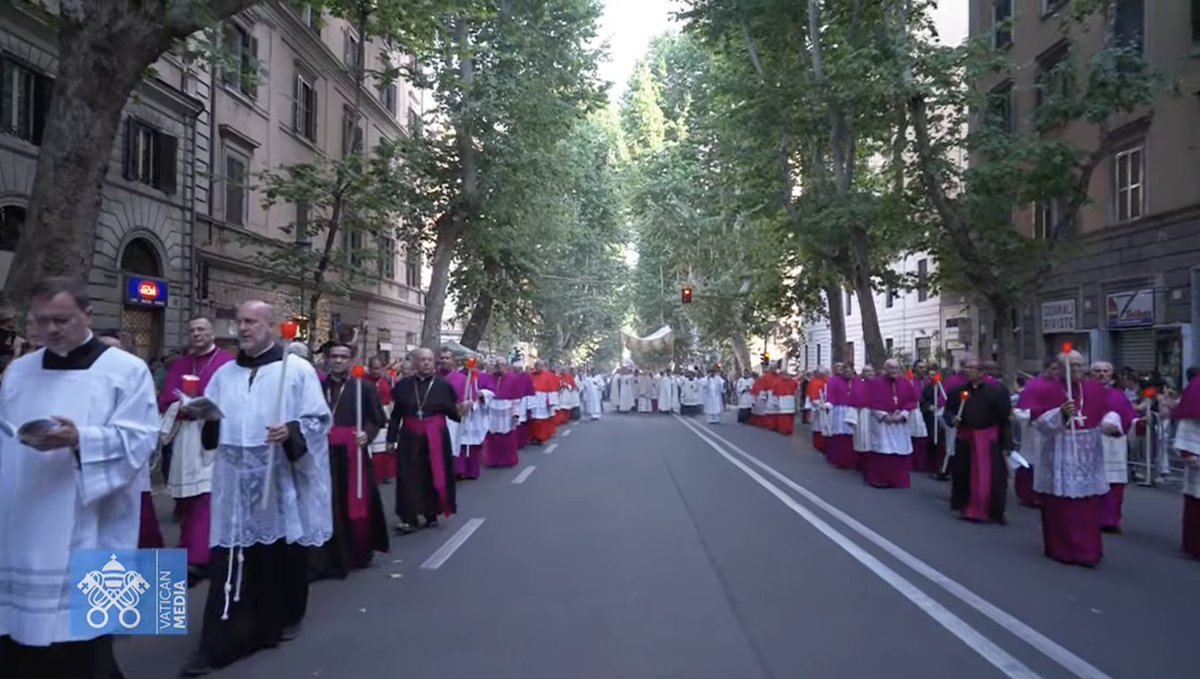 CatholicNewsSvc's tweet image. #PopeLeoXIV carrying the Eucharist in a Corpus Christi procession in Rome with dozens of priests, bishops and cardinals.