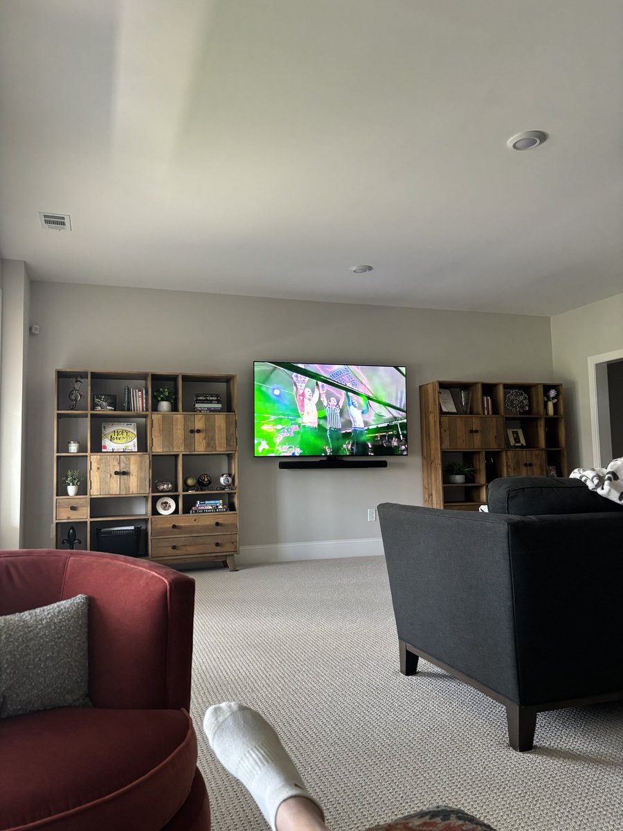 TwoReignWho's tweet image. In the rafters #4thrope #heelshaveeyes