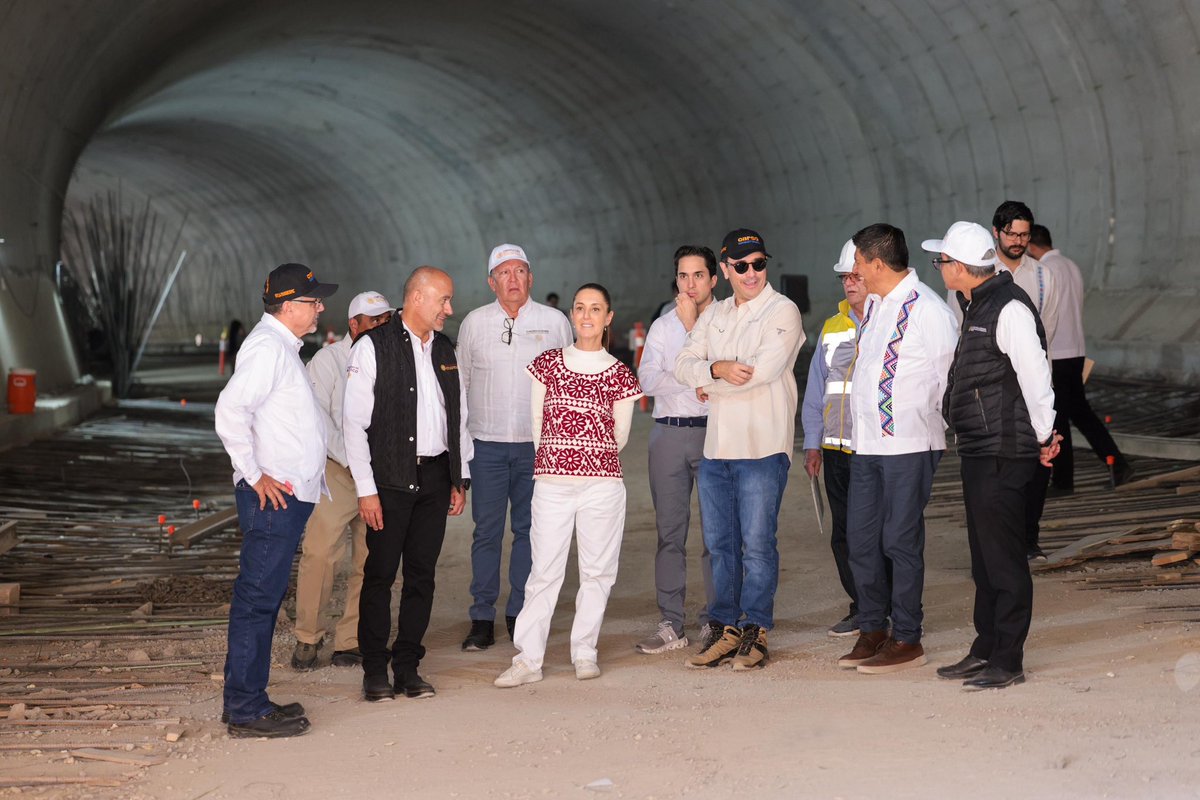 MaxKaiser75's tweet photo. -Las 2 primeras fotos son para presumir en la mañanera 

-Las otras 2 fotos son las que no quieren que nadie vea….ni se acuerde 

Se derrumba túnel de la carretera Mitla-Tehuantepec, obra magna presumida por lópez y Sheinbaum🤦🏻‍♂️

NADA pueden hacer bien https://t.co/iArMuWFcKZ
