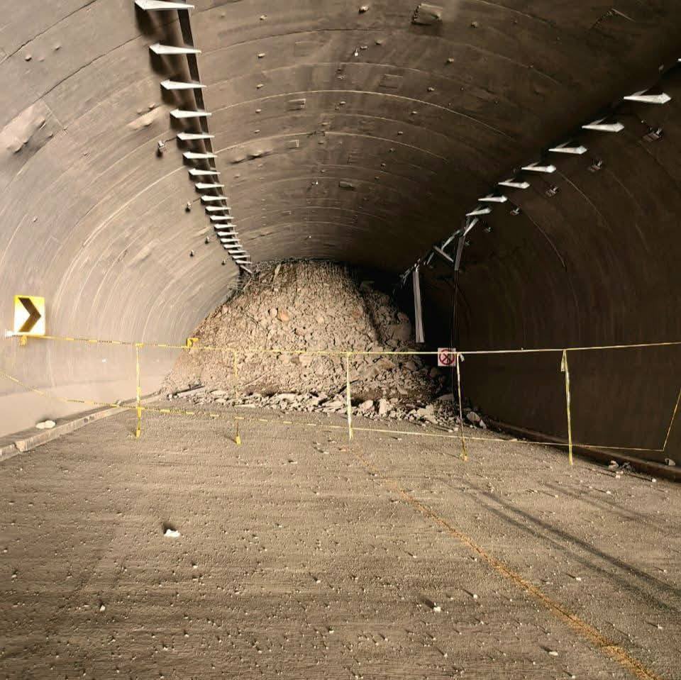 -Las 2 primeras fotos son para presumir en la mañanera 

-Las otras 2 fotos son las que no quieren que nadie vea….ni se acuerde 

Se derrumba túnel de la carretera Mitla-Tehuantepec, obra magna presumida por lópez y Sheinbaum🤦🏻‍♂️

NADA pueden hacer bien