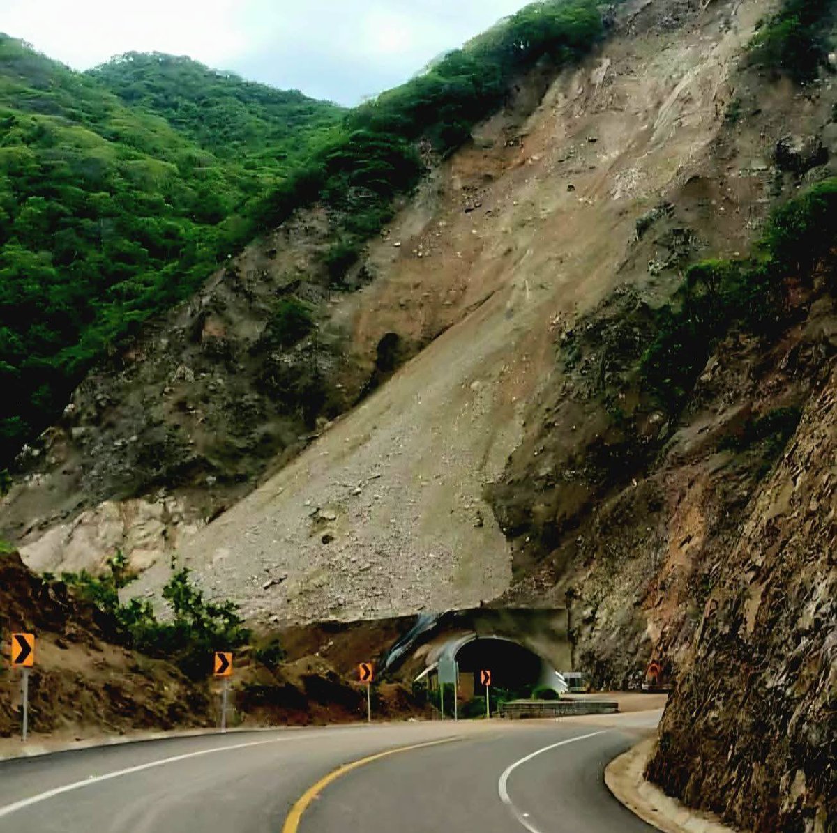 MaxKaiser75's tweet photo. -Las 2 primeras fotos son para presumir en la mañanera 

-Las otras 2 fotos son las que no quieren que nadie vea….ni se acuerde 

Se derrumba túnel de la carretera Mitla-Tehuantepec, obra magna presumida por lópez y Sheinbaum🤦🏻‍♂️

NADA pueden hacer bien https://t.co/iArMuWFcKZ
