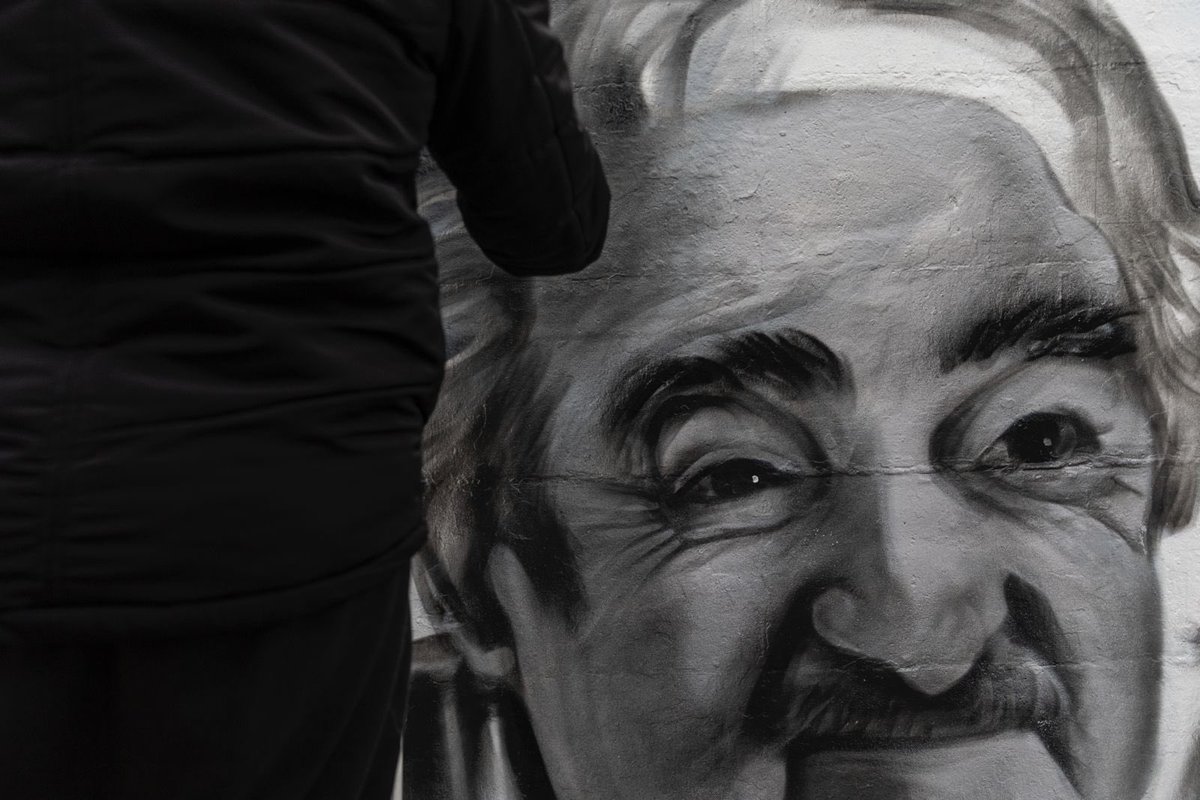El ser humano no nació para estar solo, decía Pepe, y lo sentíamos hoy cuando pintábamos otro mural para recordarlo entre brochas, charlas y algún mate compartido, juntos y juntas.

También nos acompañó Lucía, y ahí entendimos que recordar a Pepe también es rodearnos de quienes