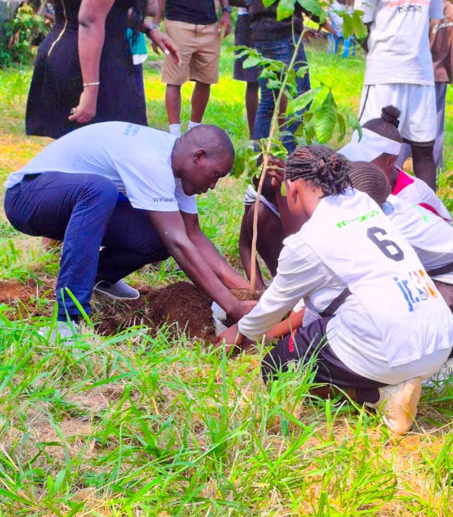 WashKisumu's tweet image. We joined young people at the ‘B-Ball for Life’ to mark the International Day of the African Child. Through the power of basketball, we championed youth-led advocacy for clean, accessible, and sustainable water use. #AfricanChildDay #WASHMashinani #YouthForWater #BballForLife